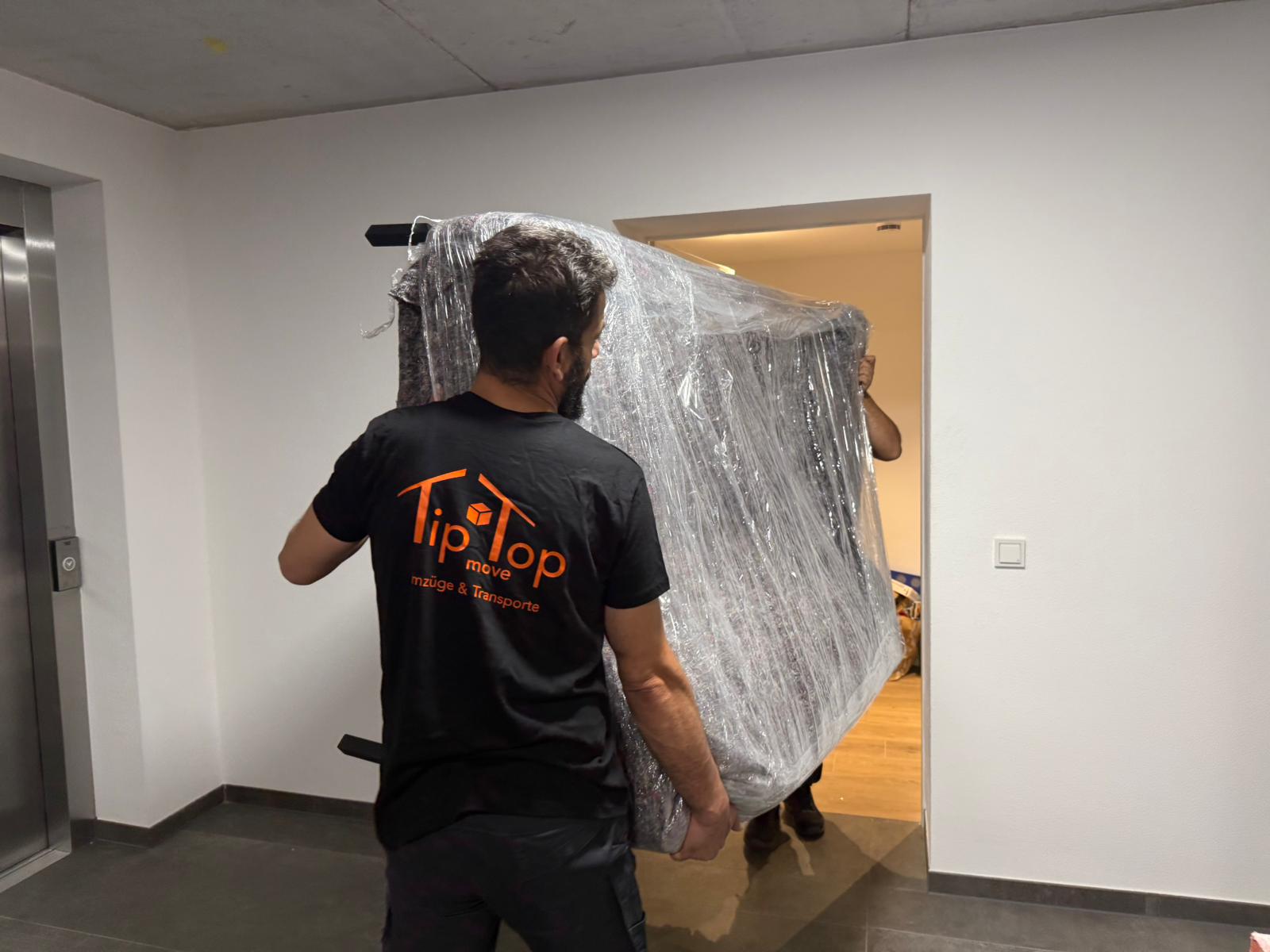 Umzugshelfer von TipTop Move beim Privatumzug in Konstanz