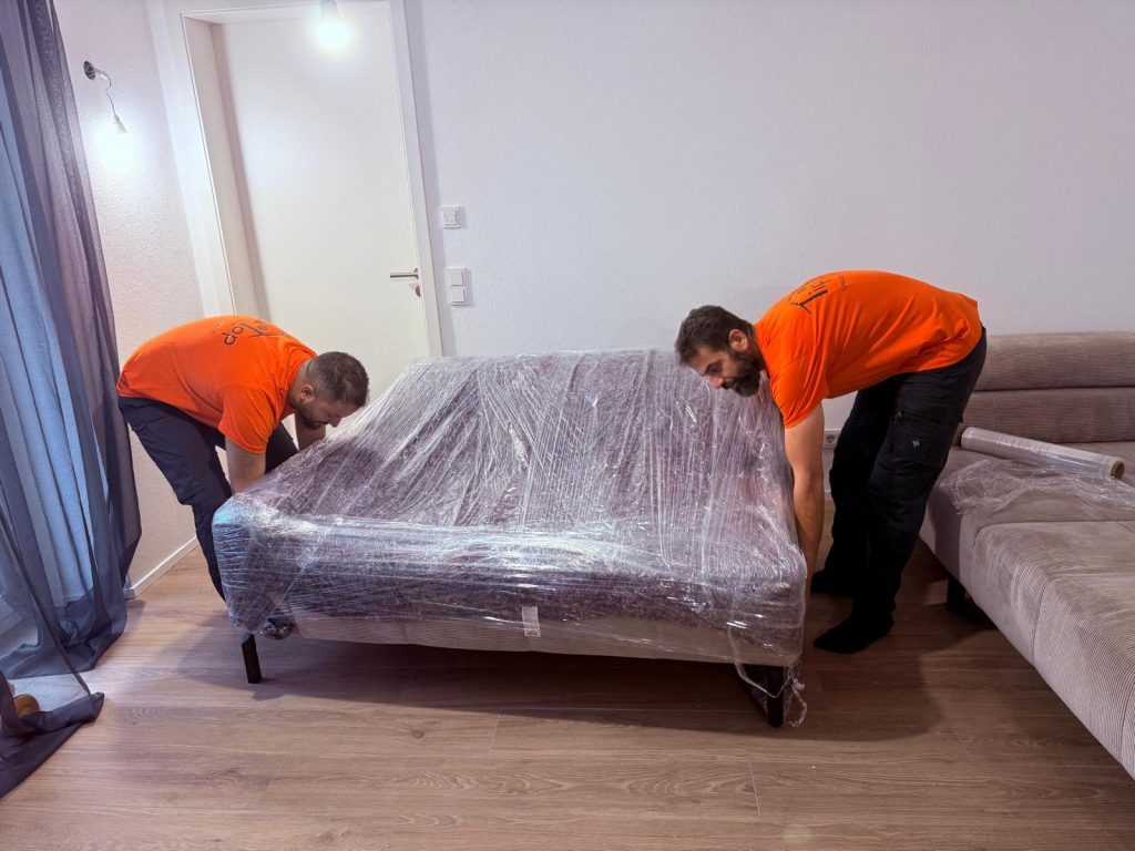 Umzugsteam von TipTop Move schützt Möbel beim Umzug in Konstanz