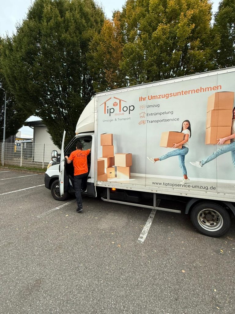 Umzugswagen von TipTop Move auf einem Parkplatz