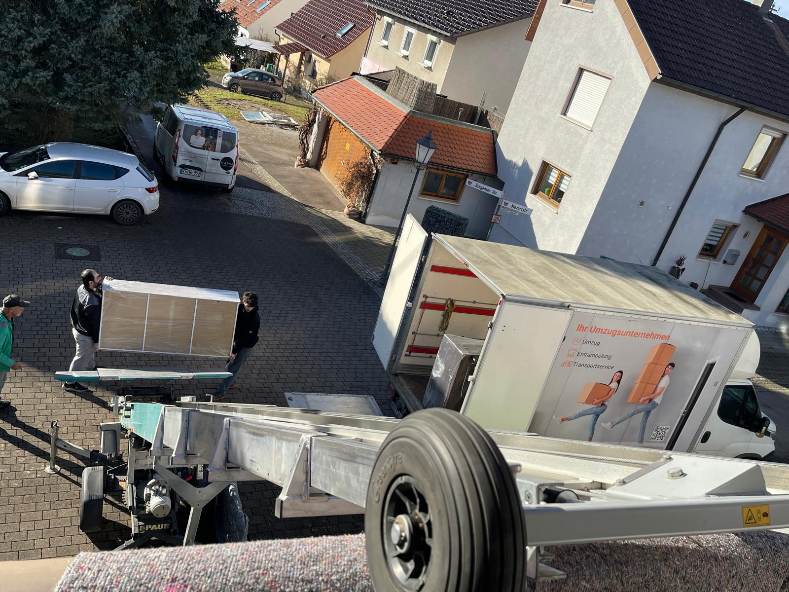 Umzug Konstanz mit Moebellift: Aussenlift aufgebaut, Team arbeitet koordiniert, Umzugswagen bereit