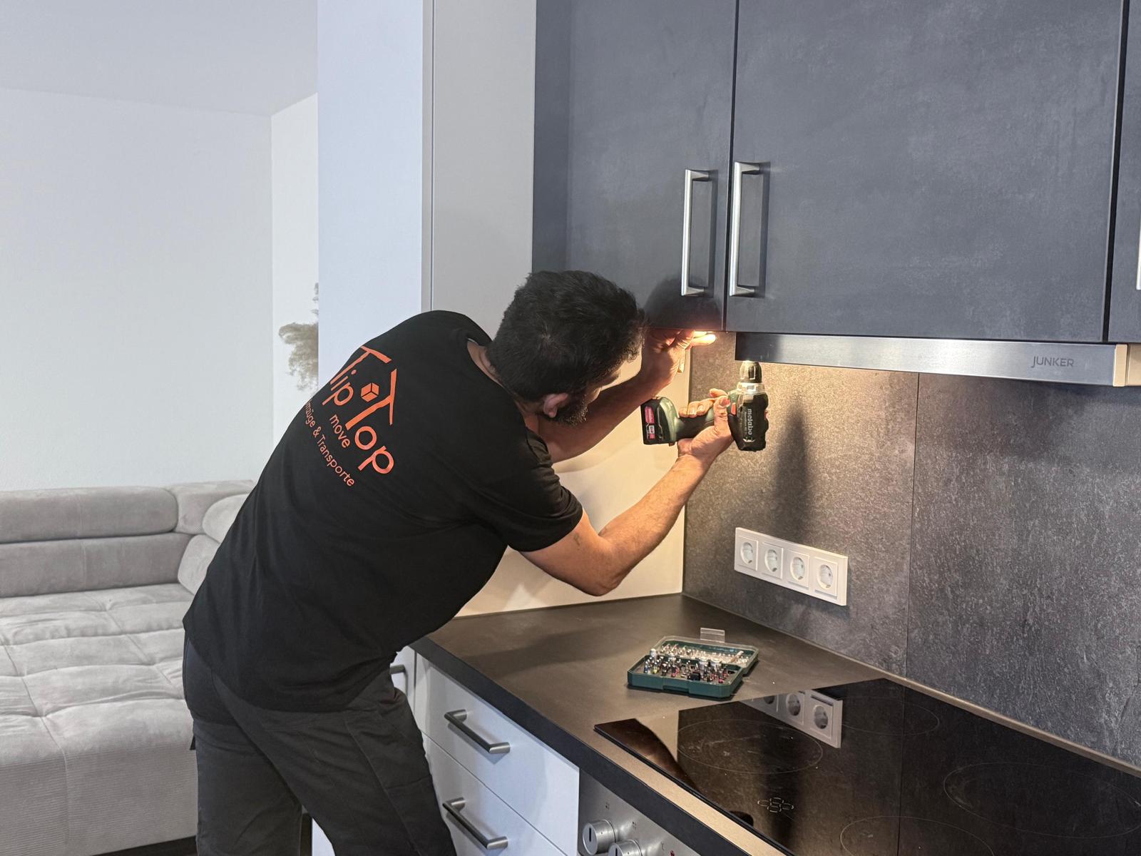 Umzug mit Möbelmontage Konstanz – TipTop Move beim professionellen Möbelaufbau und Küchenmontage