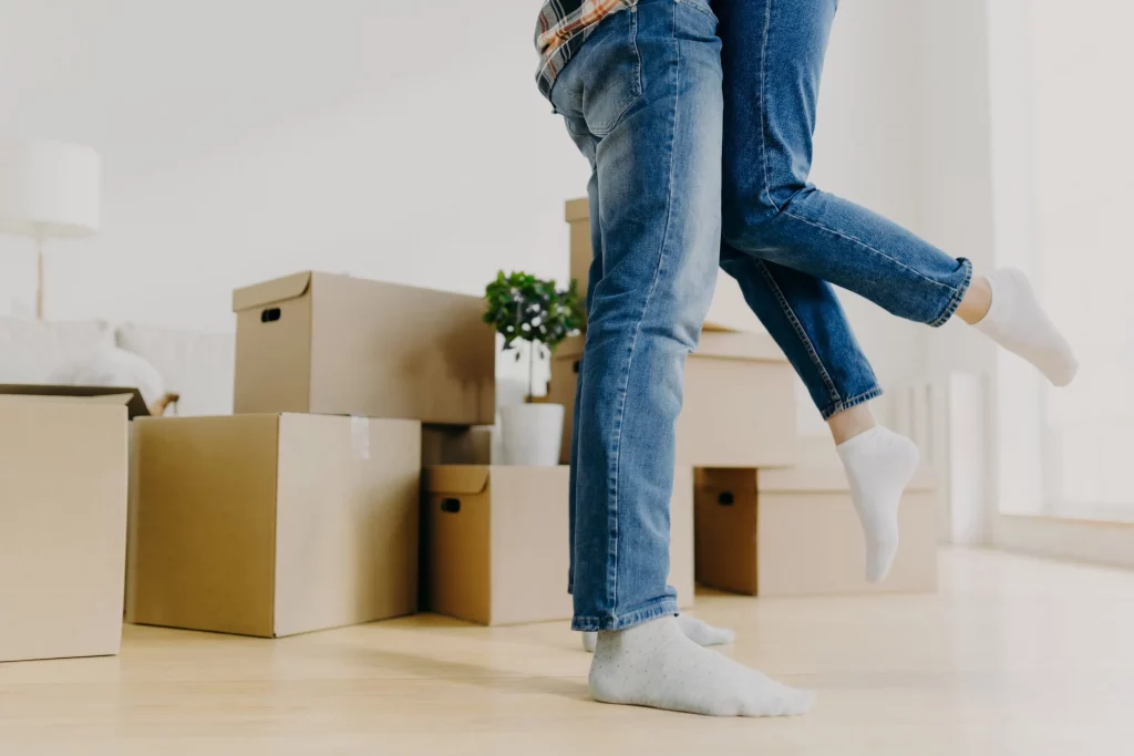 Gepackte Umzugskartons nach dem Umzug