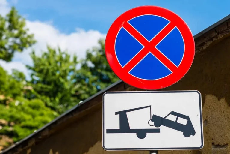Halteverbotsschild für einen Umzug am Straßenrand