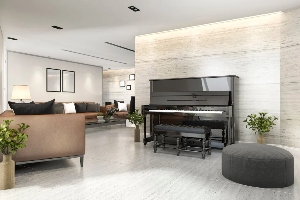 Schwarzes Klavier in einem hellen Wohnzimmer